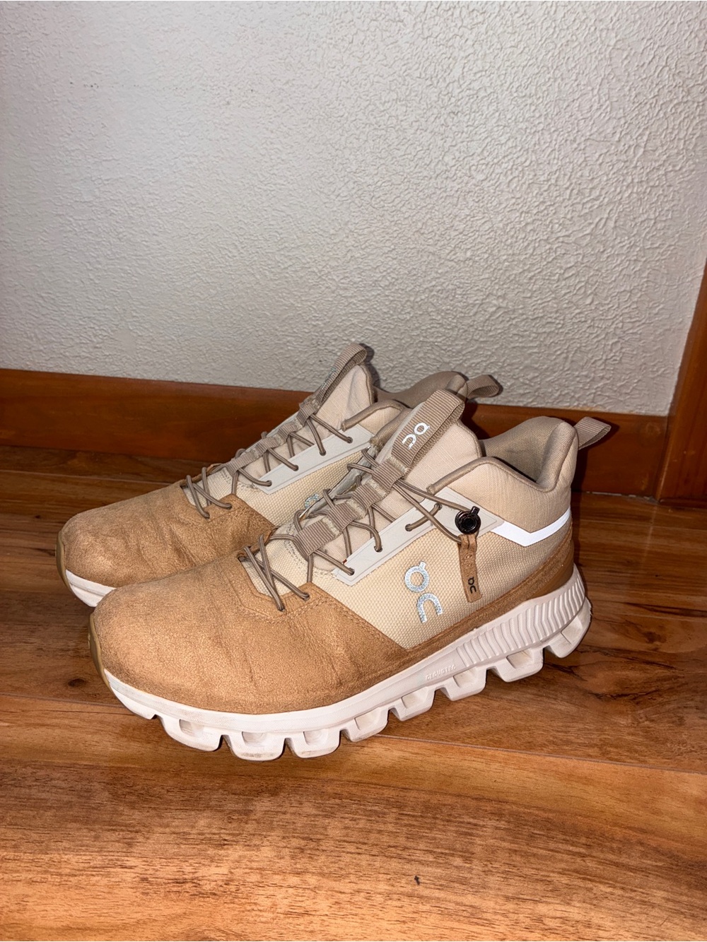 On Cloud Women’s Hi Athletic Running Trail Shoe Sneakers, tan- size 8.5